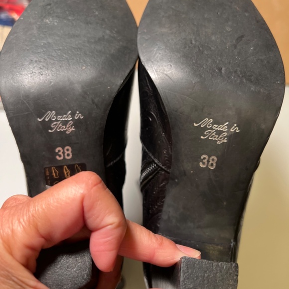 Cordani Black leather Italian embossed boots size 38 EUC - Picture 4 of 5